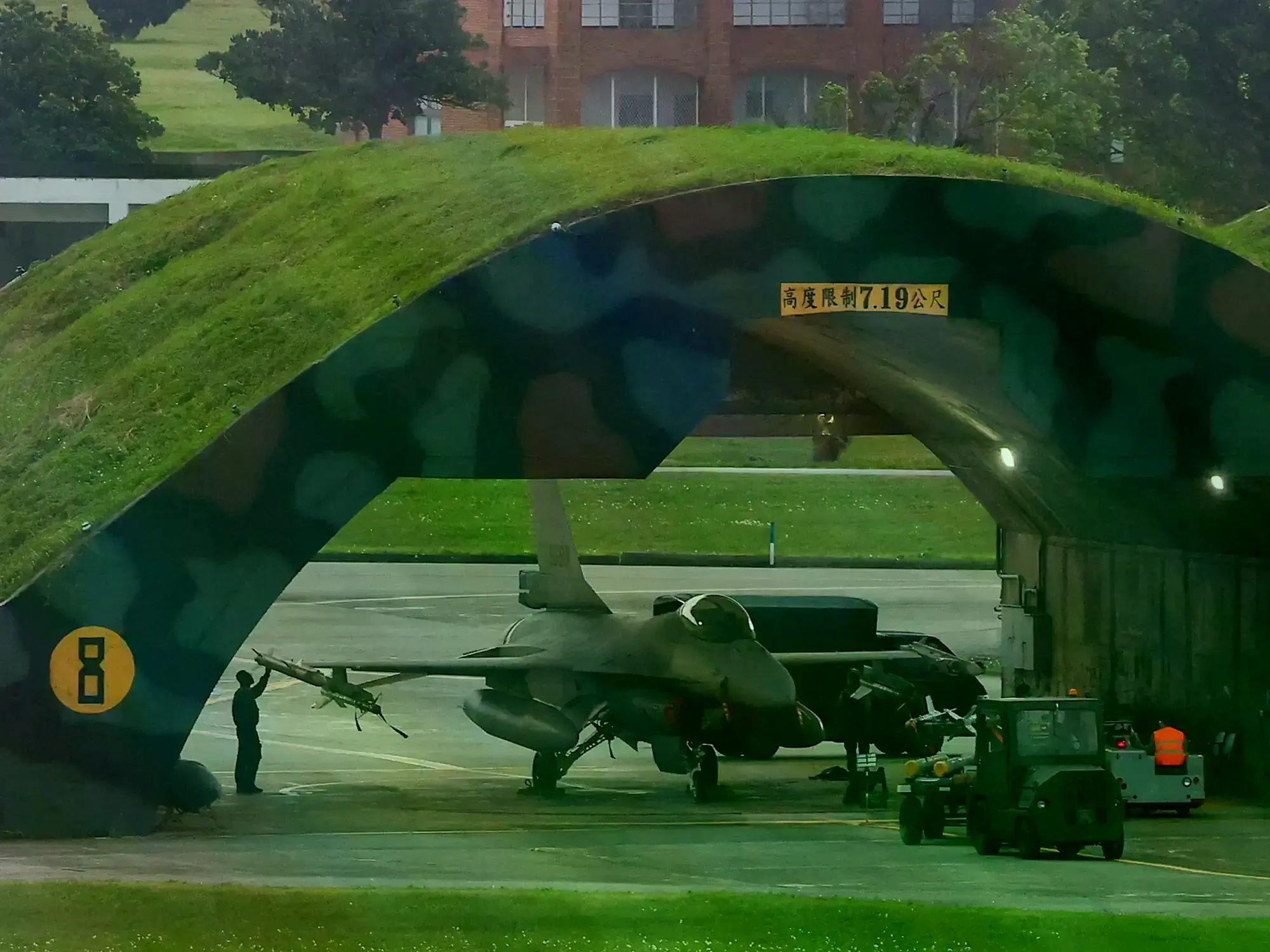 Un técnico trabaja en un avión F-16 en una base aérea en Hualien, Taiwán.