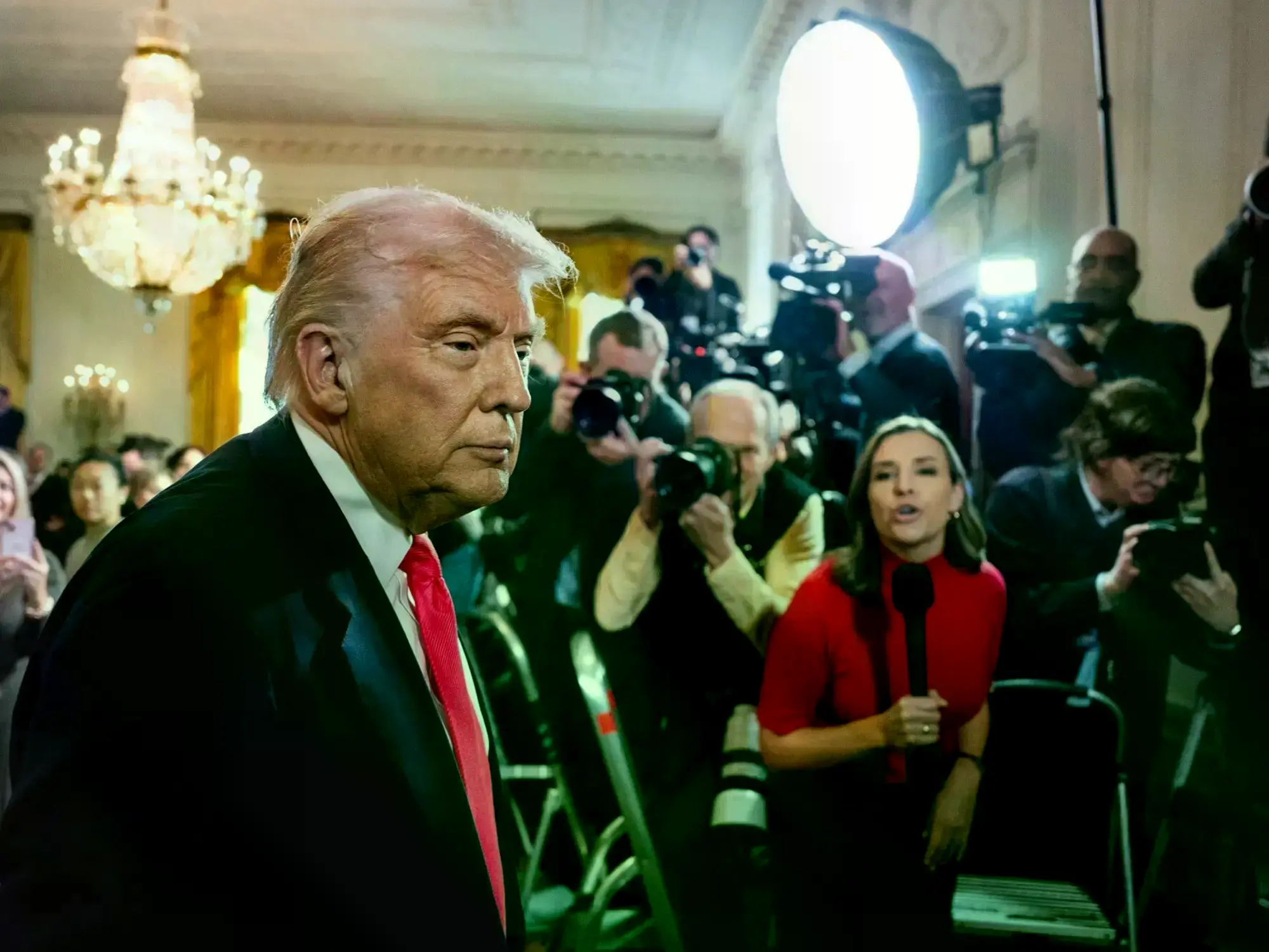 El presidente de Estados Unidos, Donald Trump, se retira tras la firma de una orden ejecutiva en el Salón Este de la Casa Bla