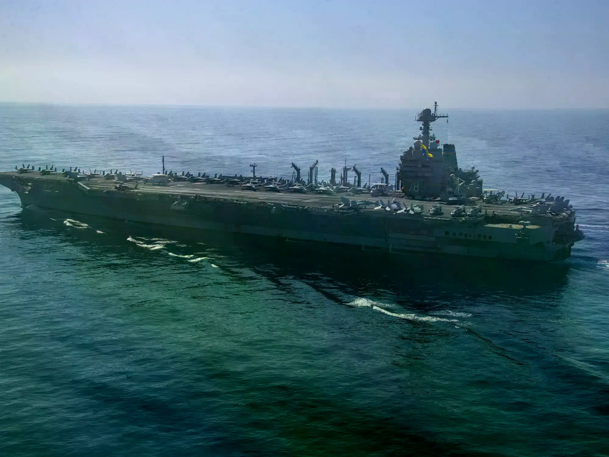 El portaaviones USS Gerald R. Ford navega por el Mediterráneo en una imagen de octubre.