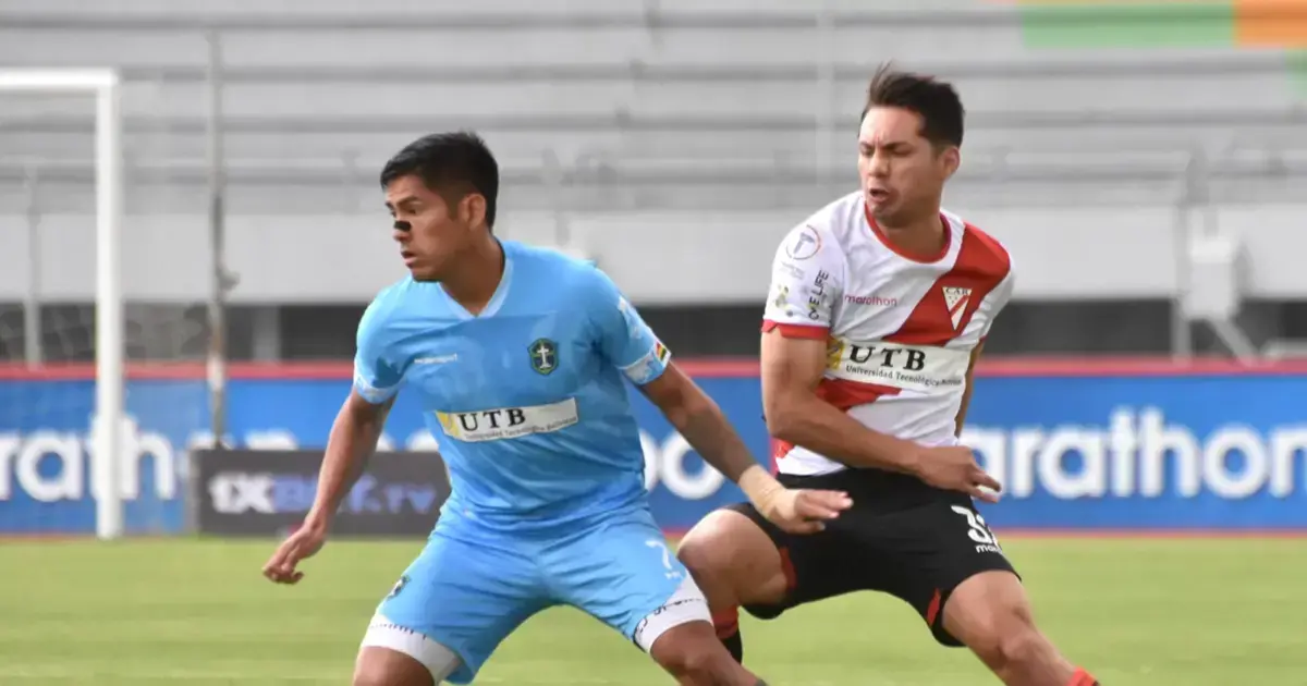 Julio Herrera, de San Antonio, controla el balón ante Juan Salvador Mercado