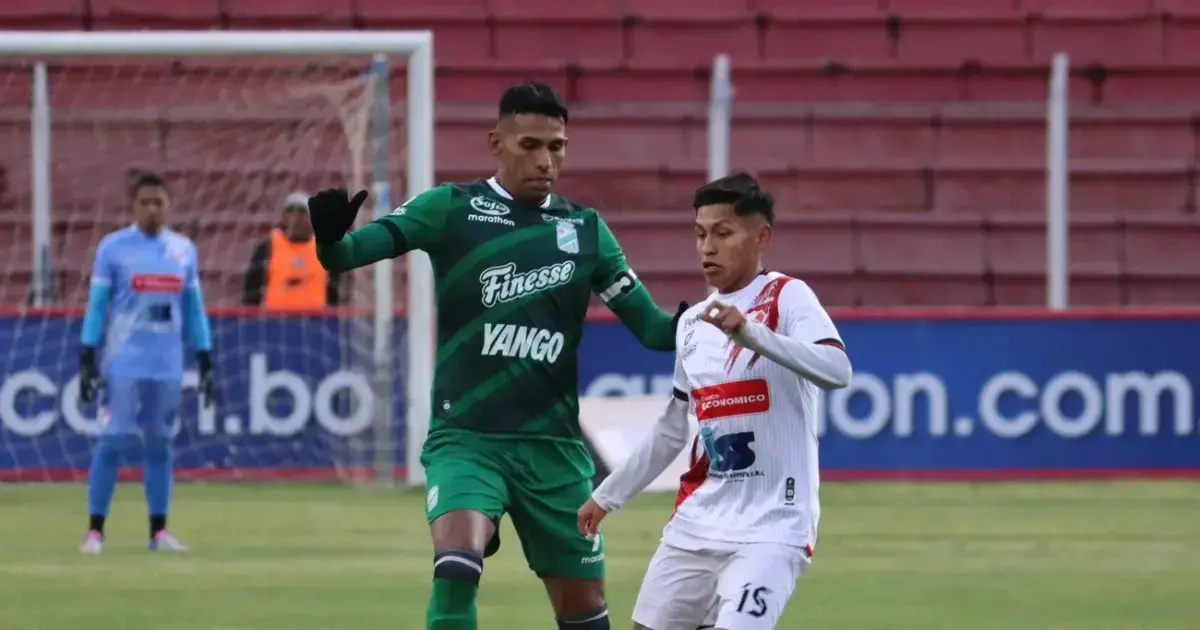 Gilbert Álvarez disputa el balón con Daniel Arce.