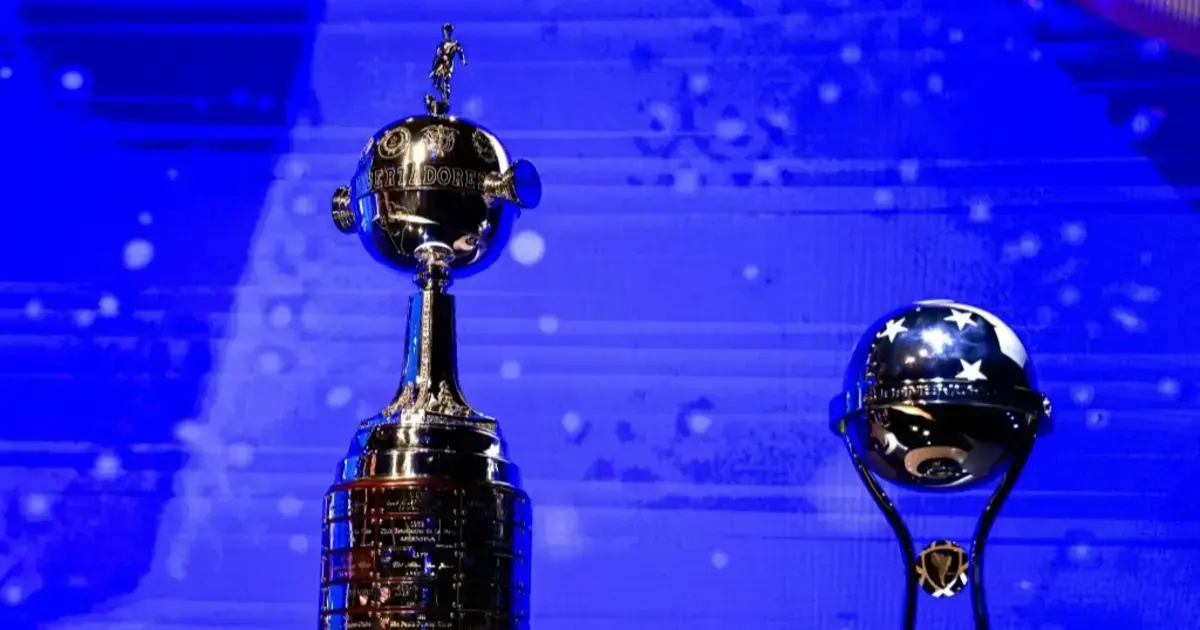 Trofeos de la Copa Libertadores y Copa Sudamericana