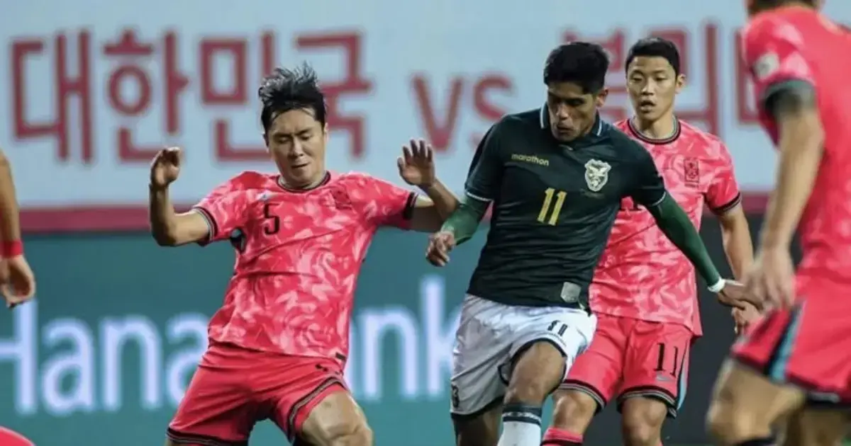 Fernando Nava disputando el balón con Du-Jae Wong