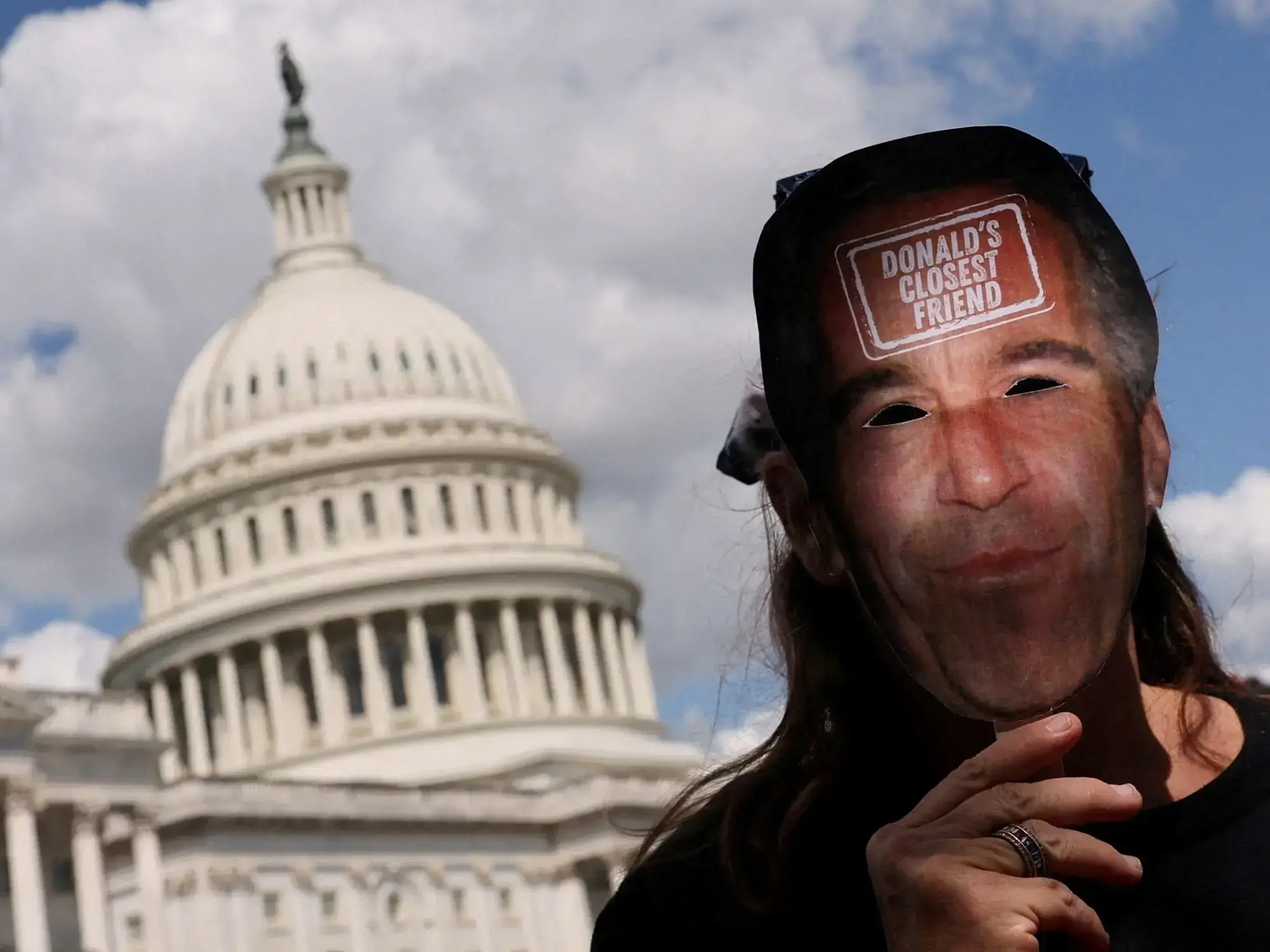 Un manifestante usa una máscara de Jeffrey Epstein, frente al Congreso en Washington.