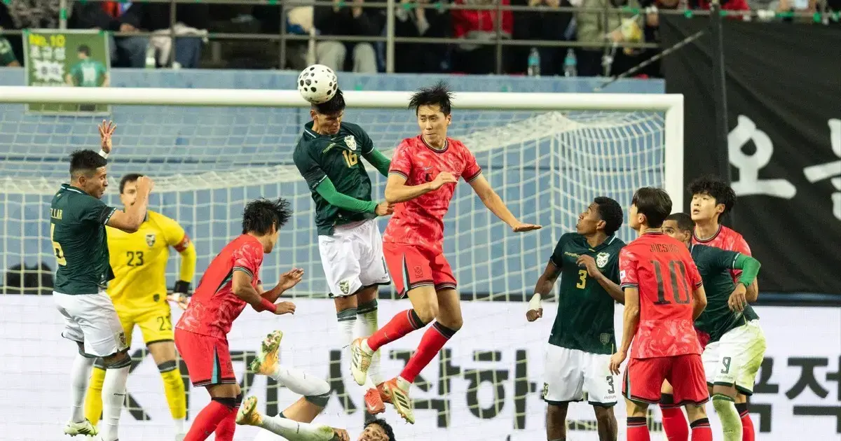 Marcelo Tórrez despeja un balón