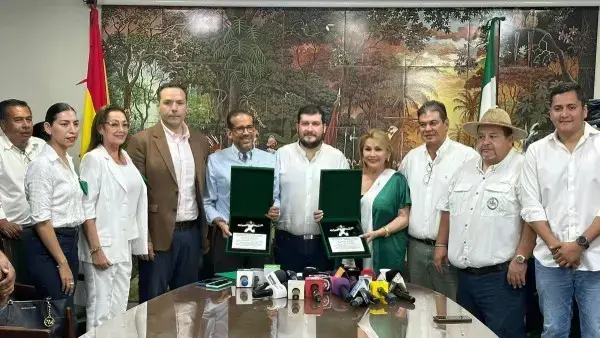 Camacho y Añez recibiendo el reconocimiento del Comité pro Santa Cruz.