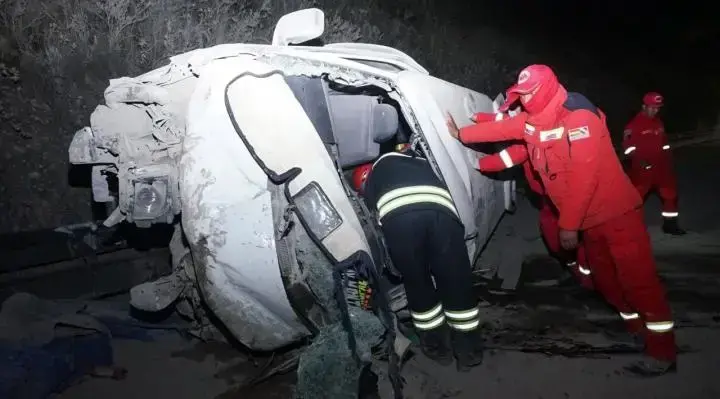 El minibús terminó destruido tras el choque con un camión