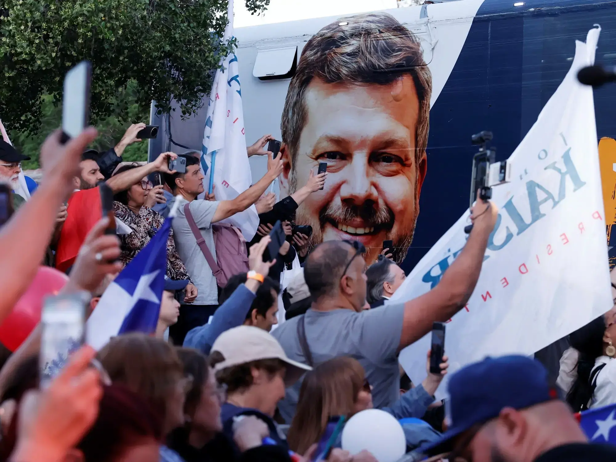 Seguidores del candidato Johannes Kaiser en su acto de cierre de campaña en Santiago.