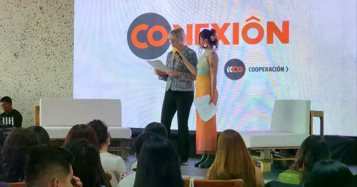 Jóvenes participantes en el evento "Escuchar en Silencio" en La Paz