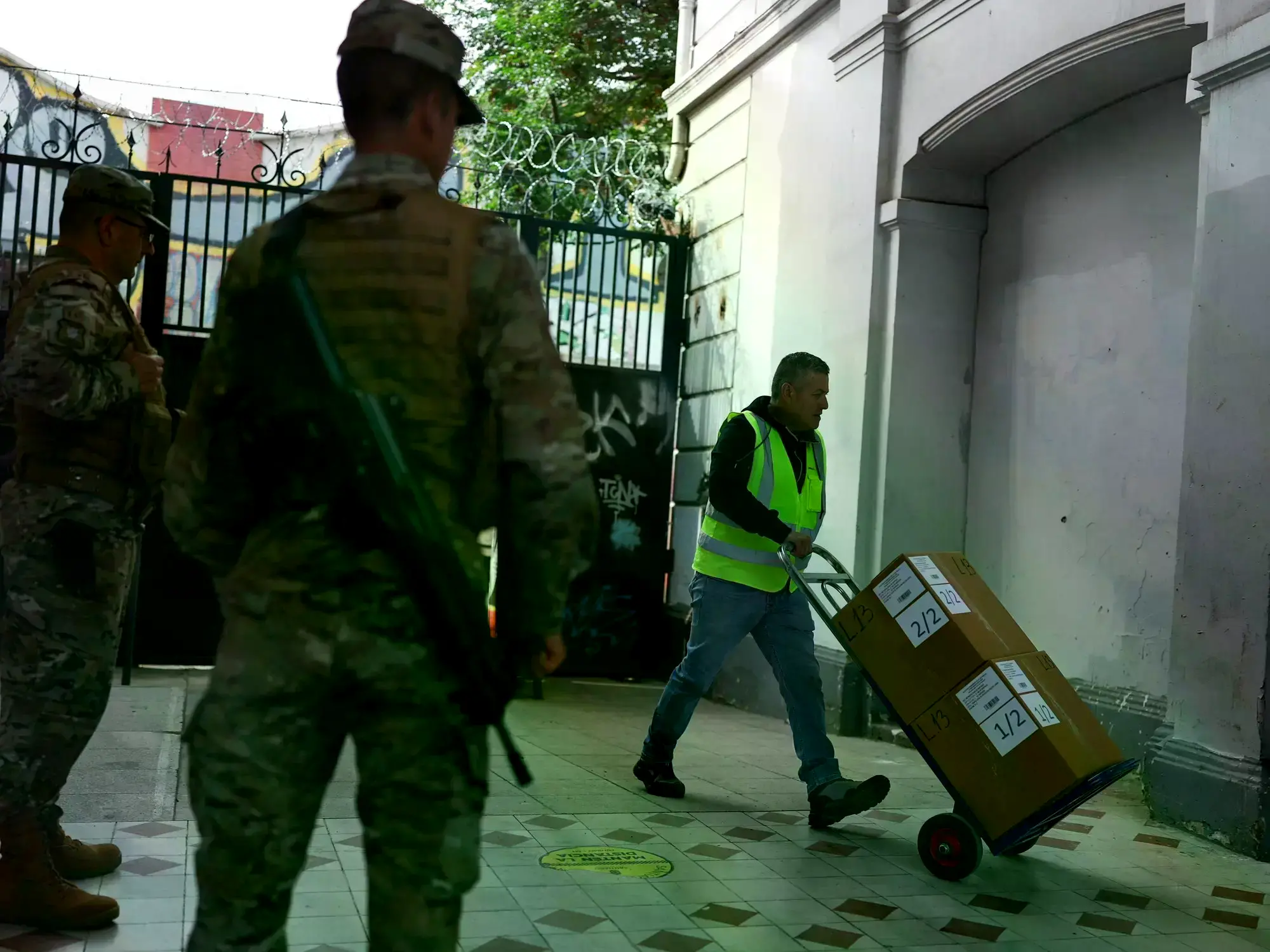 Un empleado del servicio electoral de Chile lleva material para la elección de este domingo, en un centro de votación en Sant