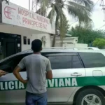 El bus terminó volcado fuera de la vía