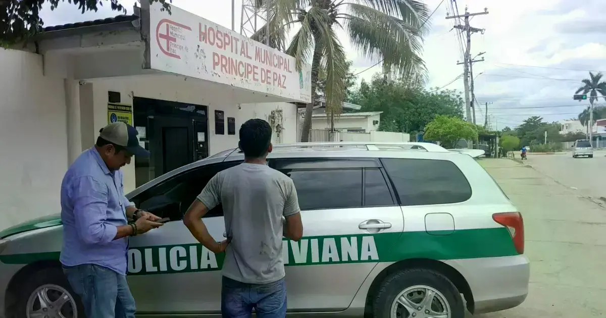 El bus terminó volcado fuera de la vía