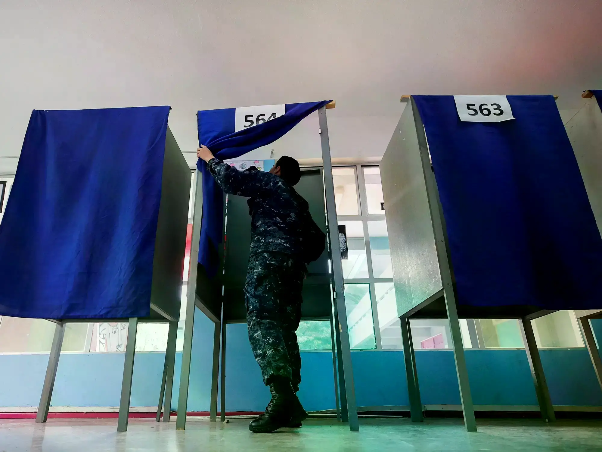 Un miembro de la Marina chilena controla un centro de votación en Viña del Mar