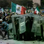 Enfrentamientos entre la policía y la "Generación Z" frente al Palacio Nacional de México.