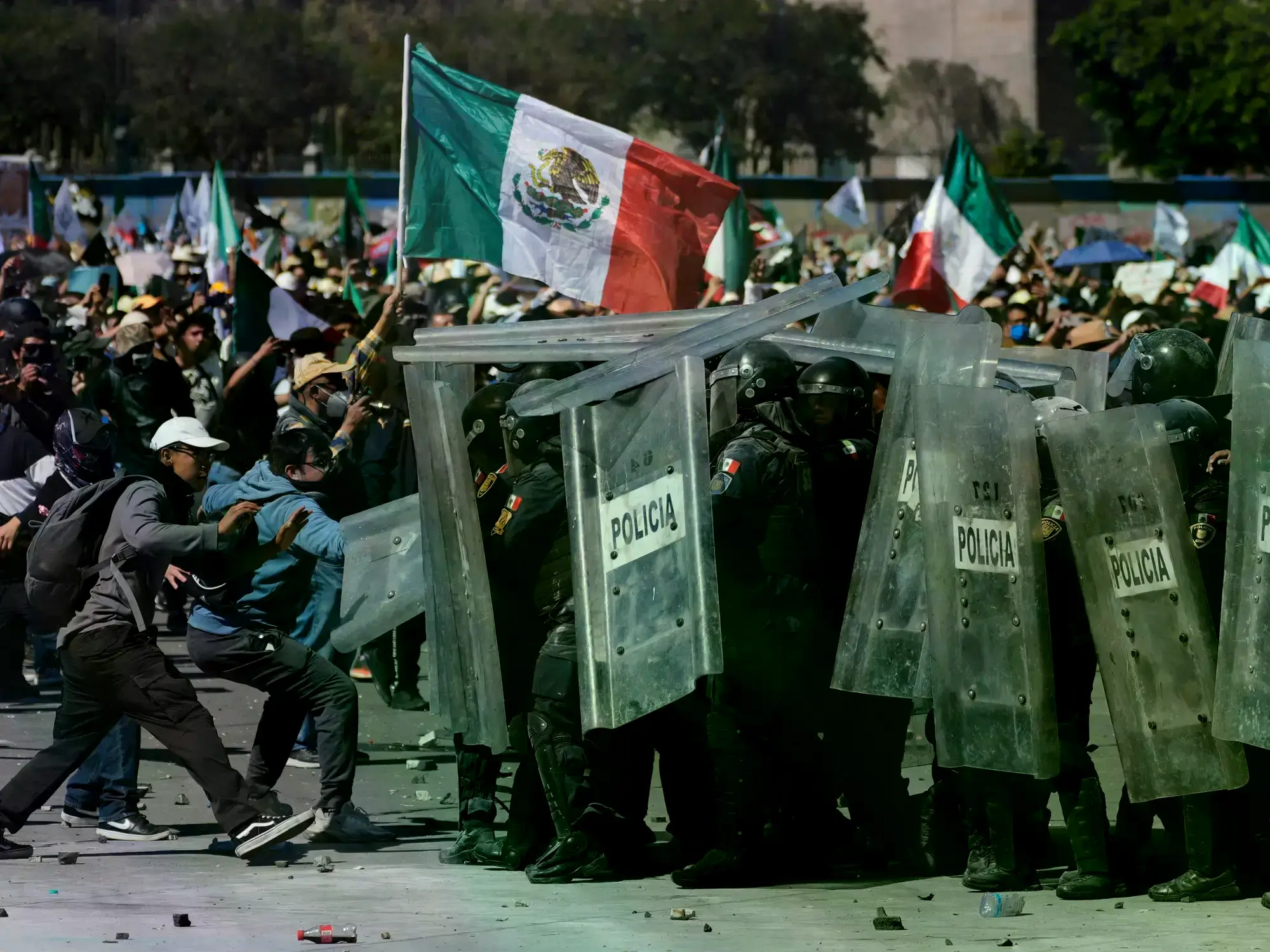 Enfrentamientos entre la policía y la "Generación Z" frente al Palacio Nacional de México.