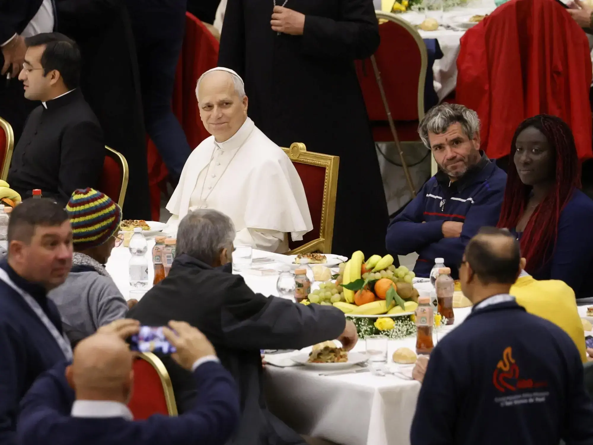 León XIV durante el almuerzo con pobres y marginados organizado por Cáritas