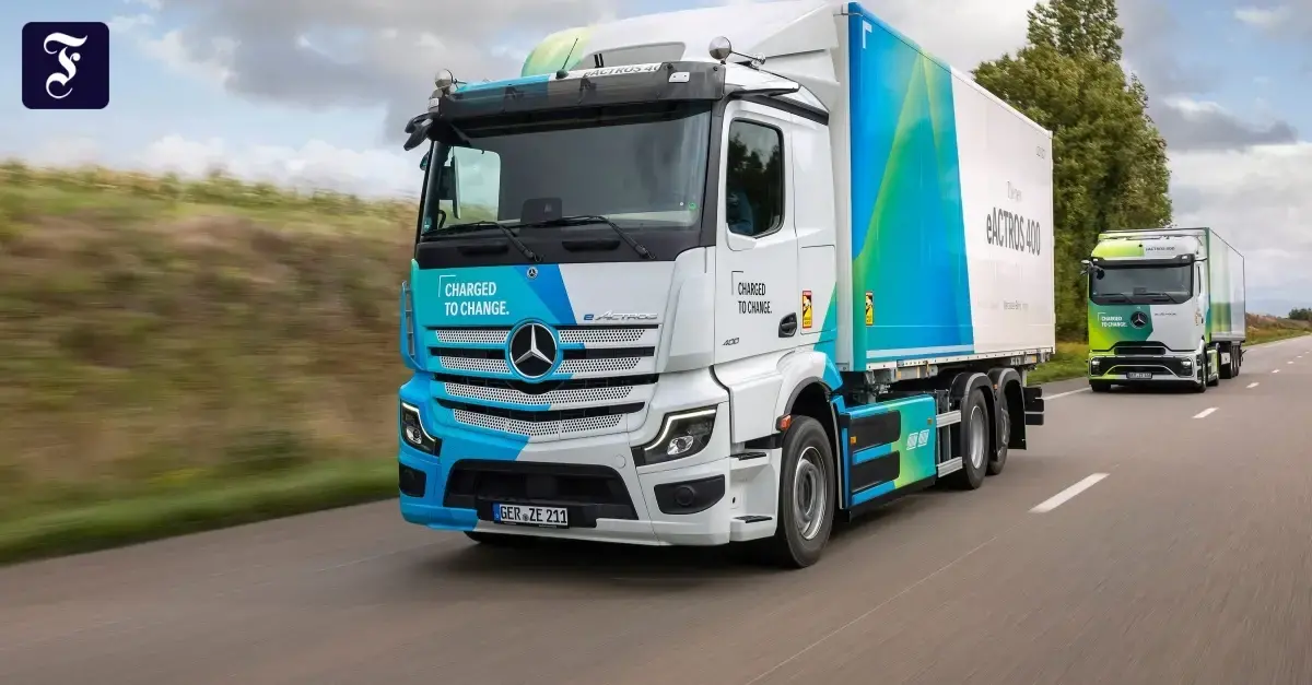 El nuevo E-Actros 400 de Mercedes-Benz circula por delante. Las cabinas varían.