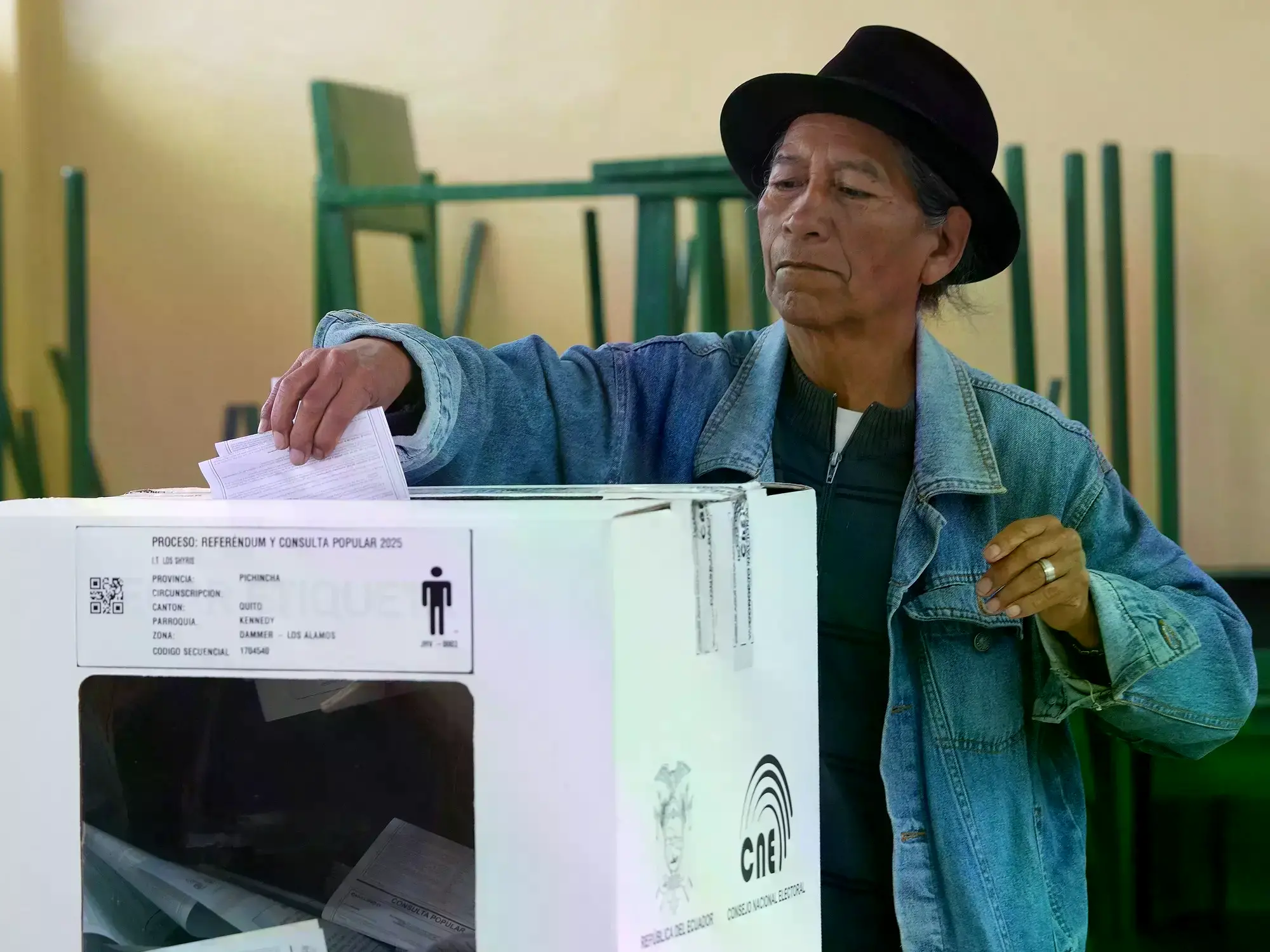 Un hombre vota en un referéndum en Quito, Ecuador.
