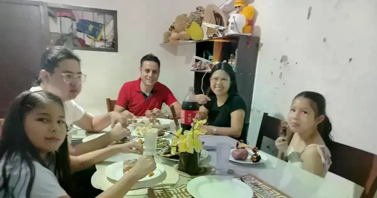 La familia Lara reunida para almorzar.