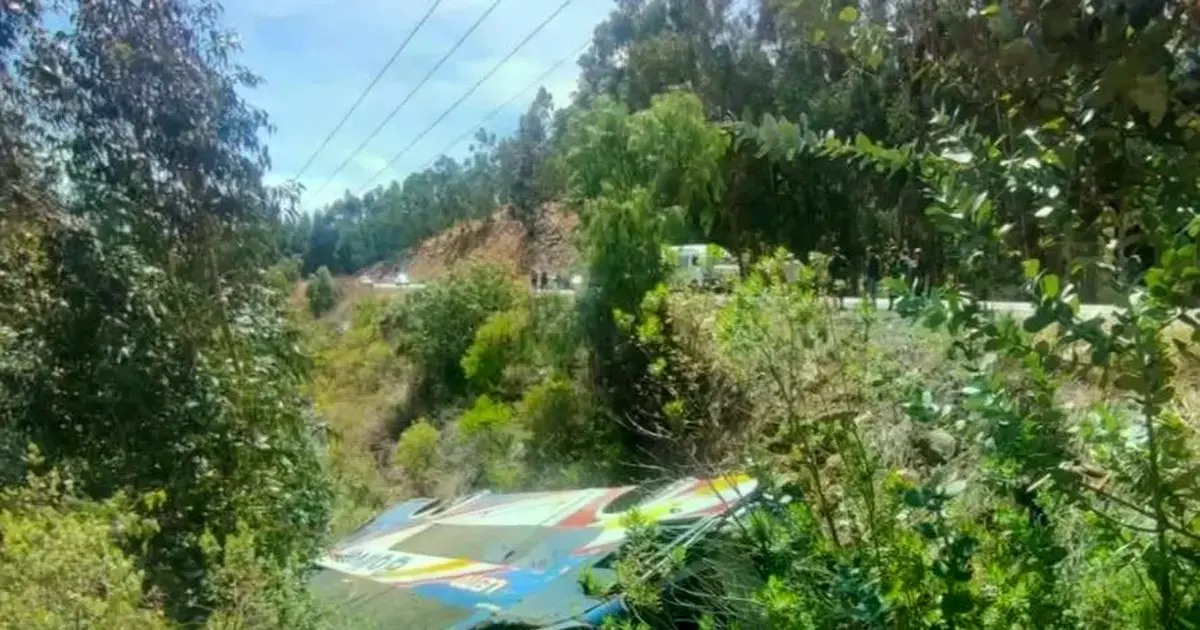 El bus se embarrancó en la carretera Santa cruz-Cochabamba