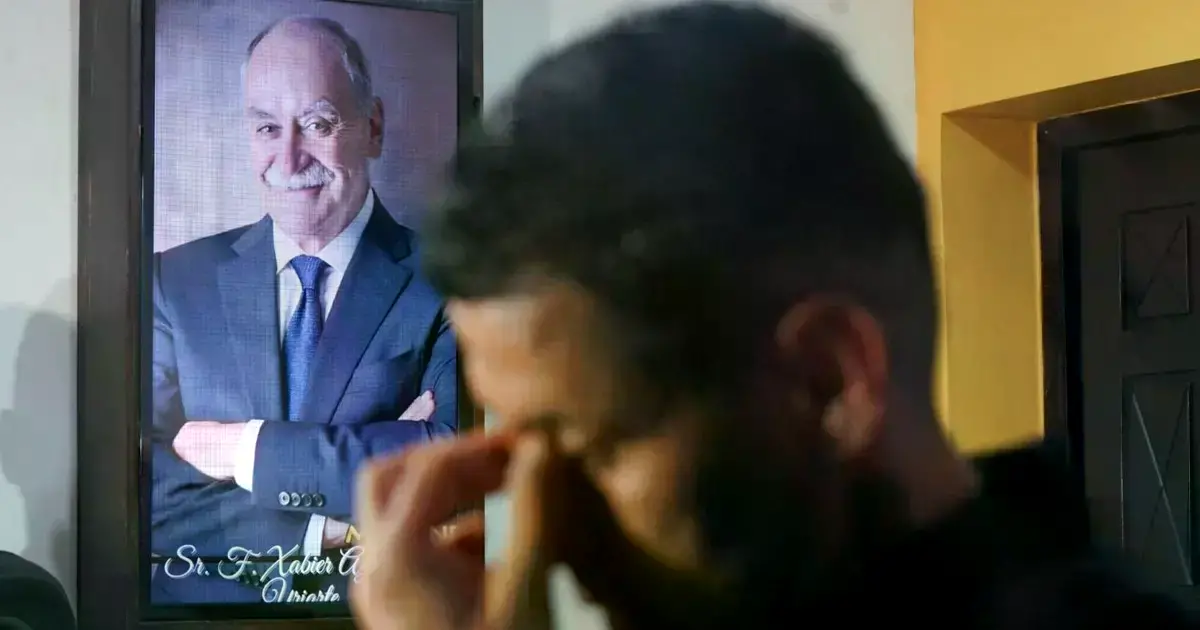 Familiares y exfutbolistas durante el entierro de Xabier Azkargorta