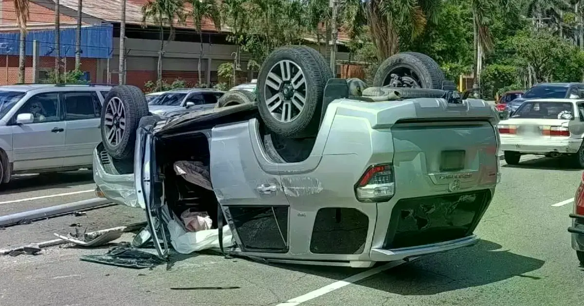 El vehículo quedó completamente volcado tras el accidente