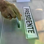 Un votante deposita su boleta en la urna, este domingo en un colegio de Santiago.