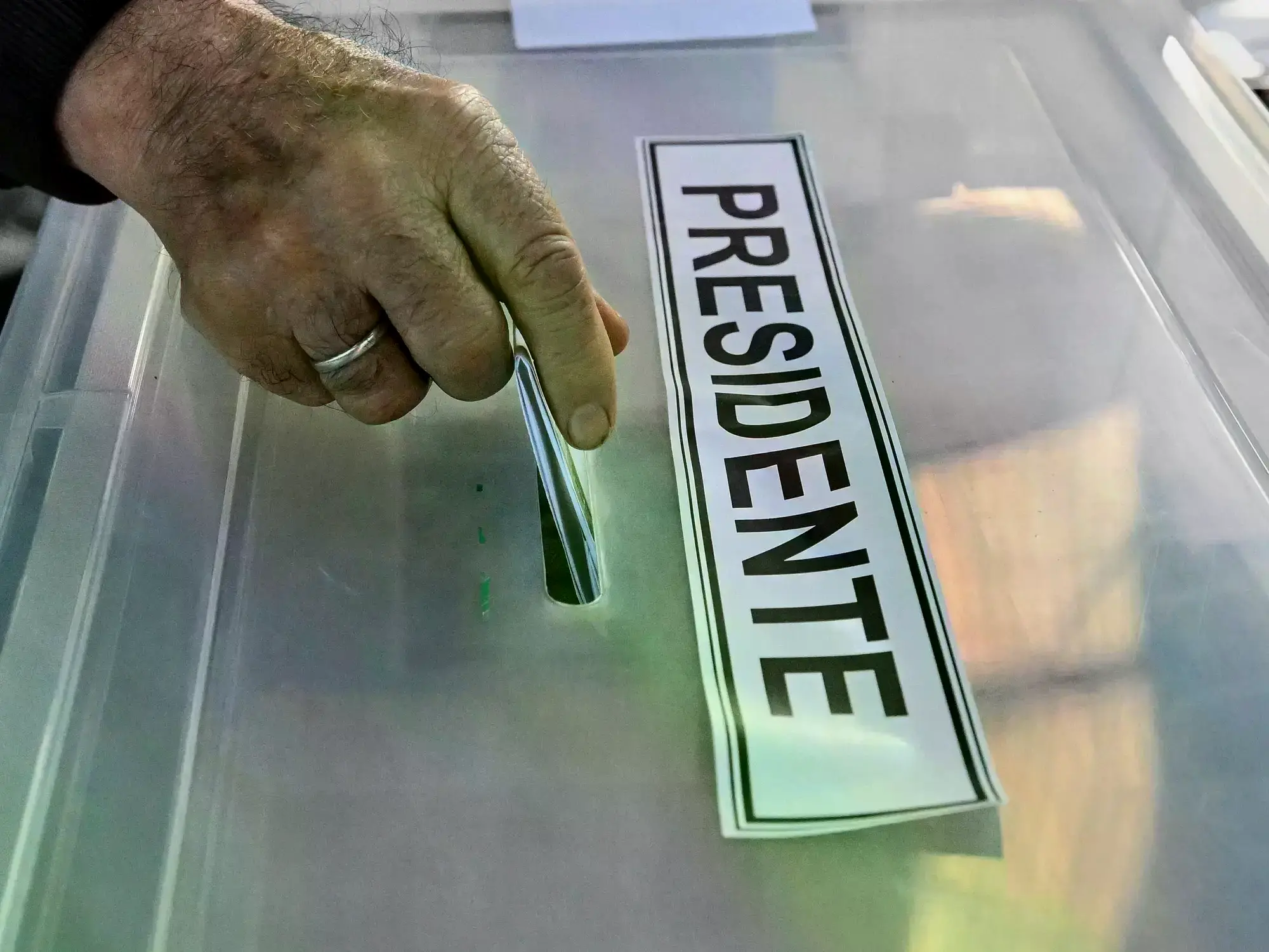 Un votante deposita su boleta en la urna, este domingo en un colegio de Santiago.