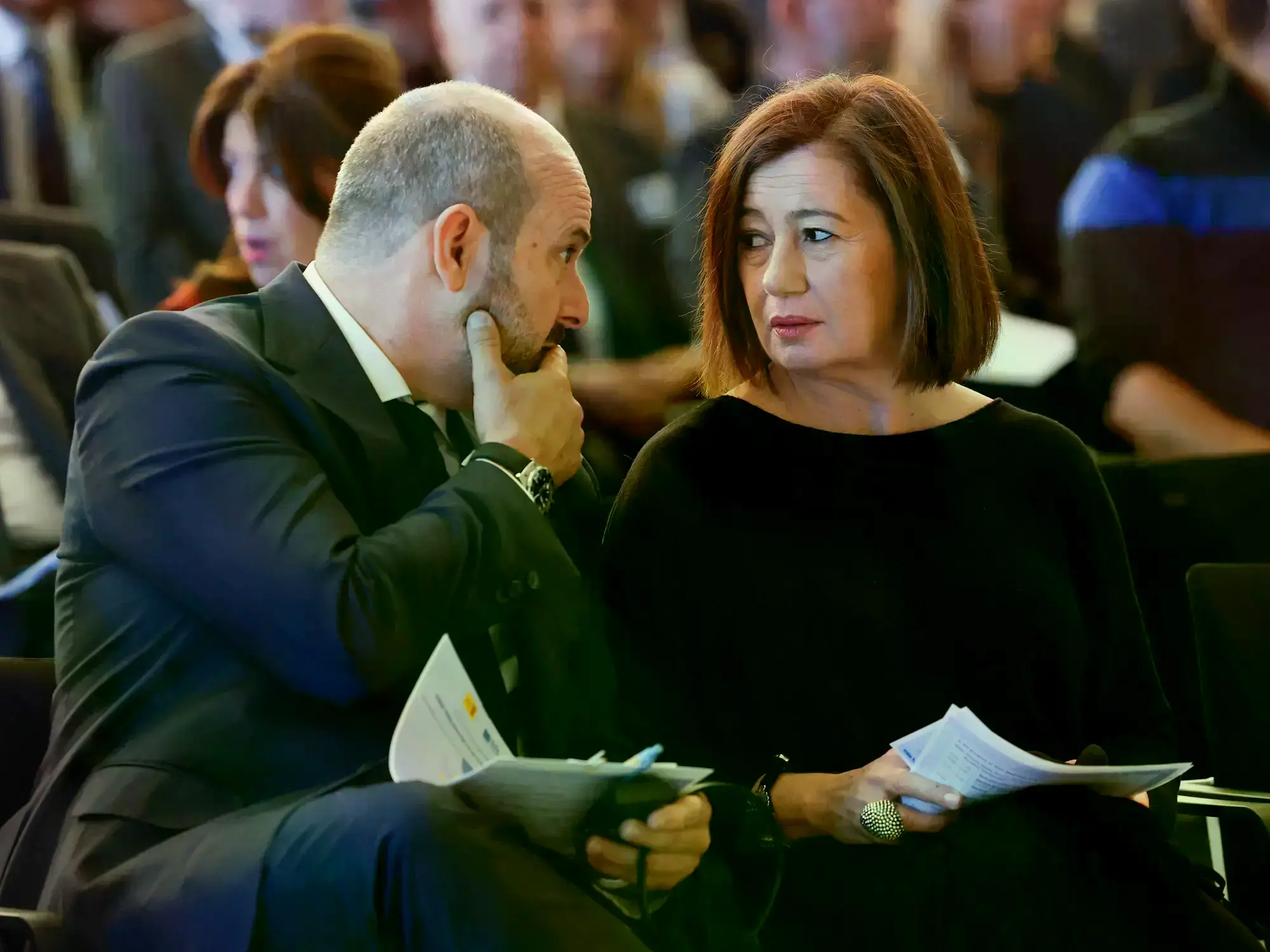 La presidenta del Congreso, Francina Armengol, conversa con el presidente del Senado, Pedro Rollán.