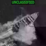 Captura de pantalla que muestra una lancha antes de ser impactada durante la Operación Lanza del Sur.