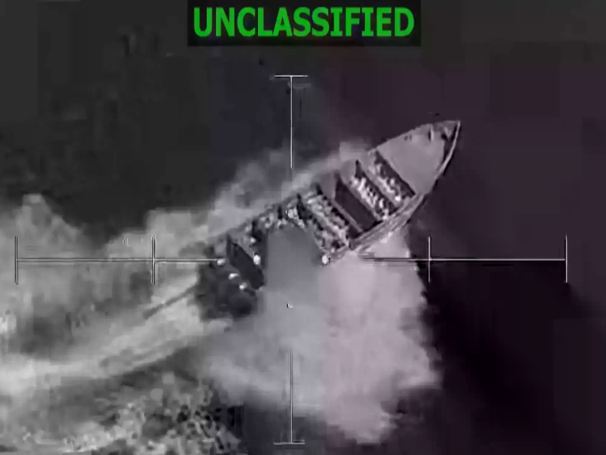 Captura de pantalla que muestra una lancha antes de ser impactada durante la Operación Lanza del Sur.