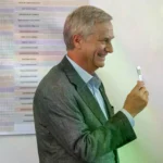 José Antonio Kast con la boleta electoral