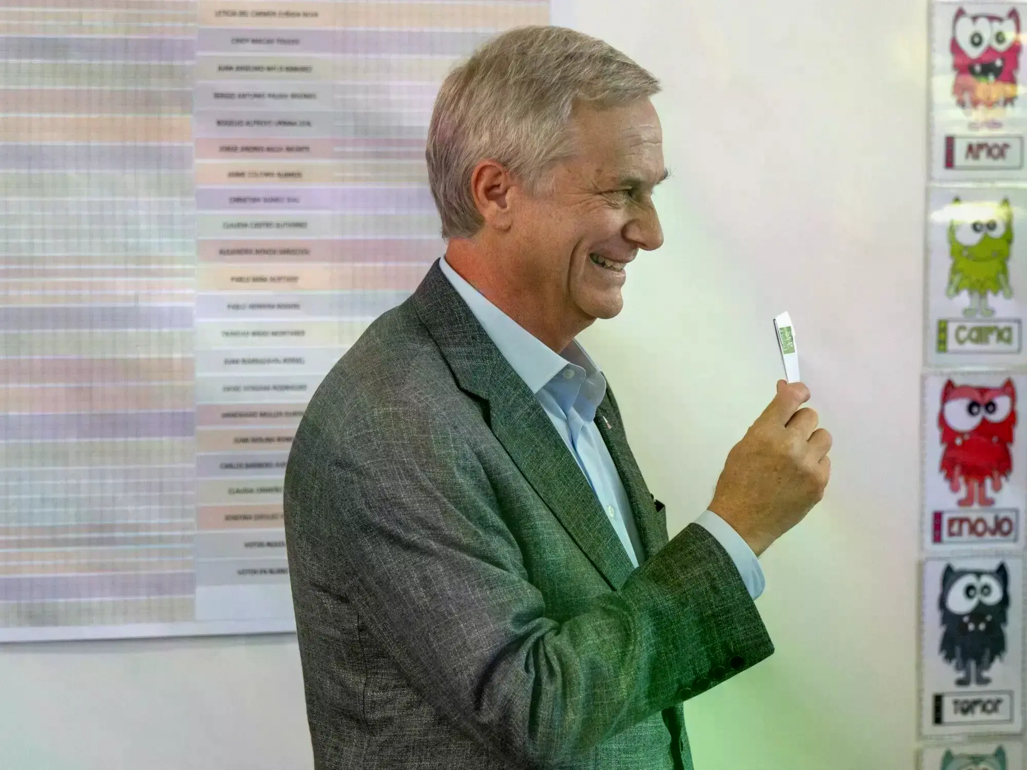 José Antonio Kast con la boleta electoral