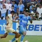 Jugadores de Blooming celebran un gol durante el partido