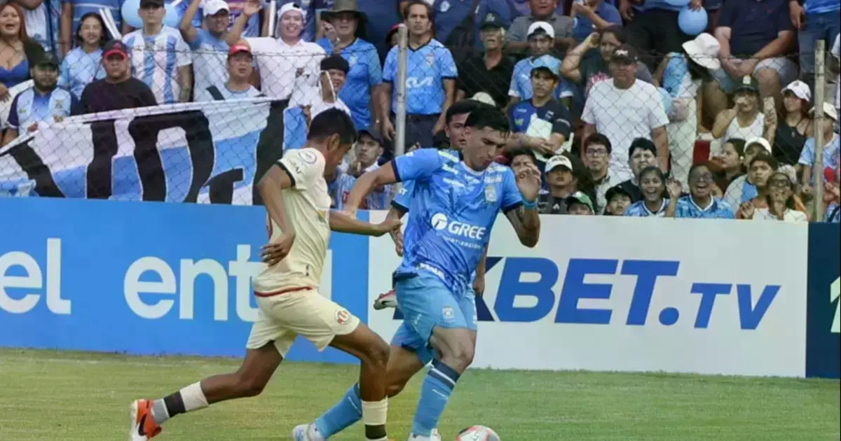 Jugadores de Blooming celebran un gol durante el partido