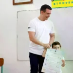 Un jurado electoral realiza el conteo de votos del referéndum en Quito.