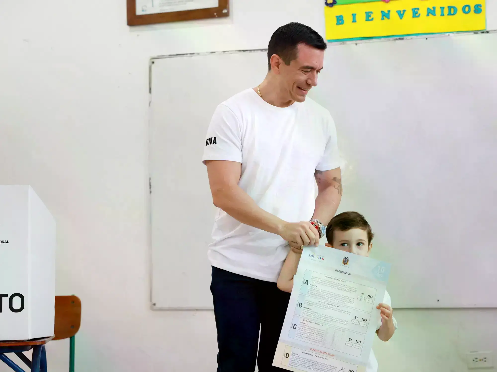 Un jurado electoral realiza el conteo de votos del referéndum en Quito.