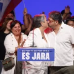 La candidata a la Presidencia de Chile por el partido Unidad por Chile, Jeannette Jara, besa a su esposo Claudio Rodríguez Dí