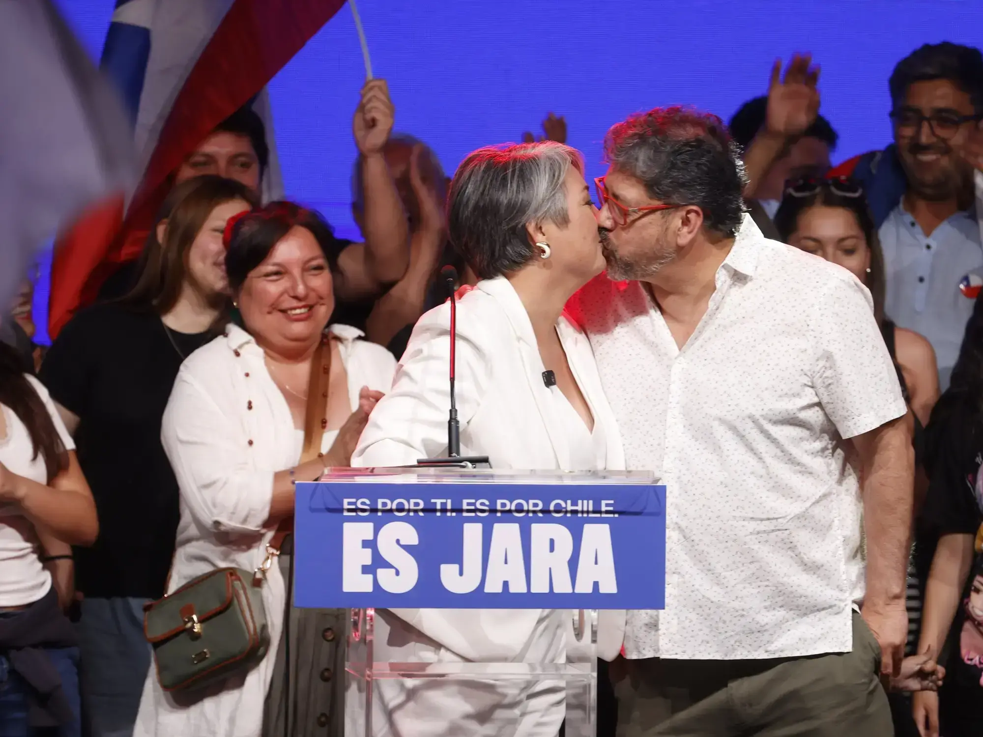 La candidata a la Presidencia de Chile por el partido Unidad por Chile, Jeannette Jara, besa a su esposo Claudio Rodríguez Dí