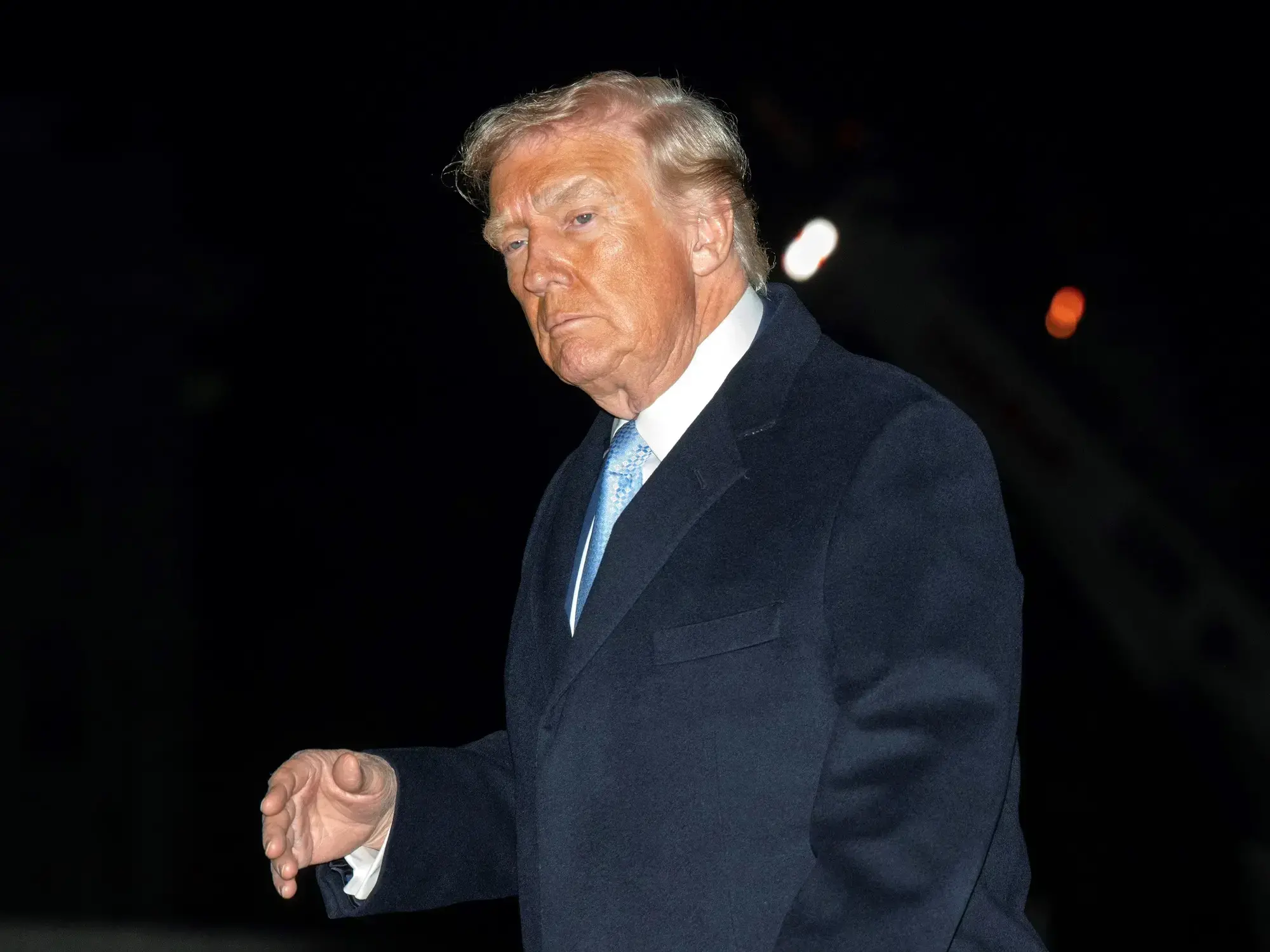 Donald Trump habla con la prensa en el aeropuerto de Palm Beach