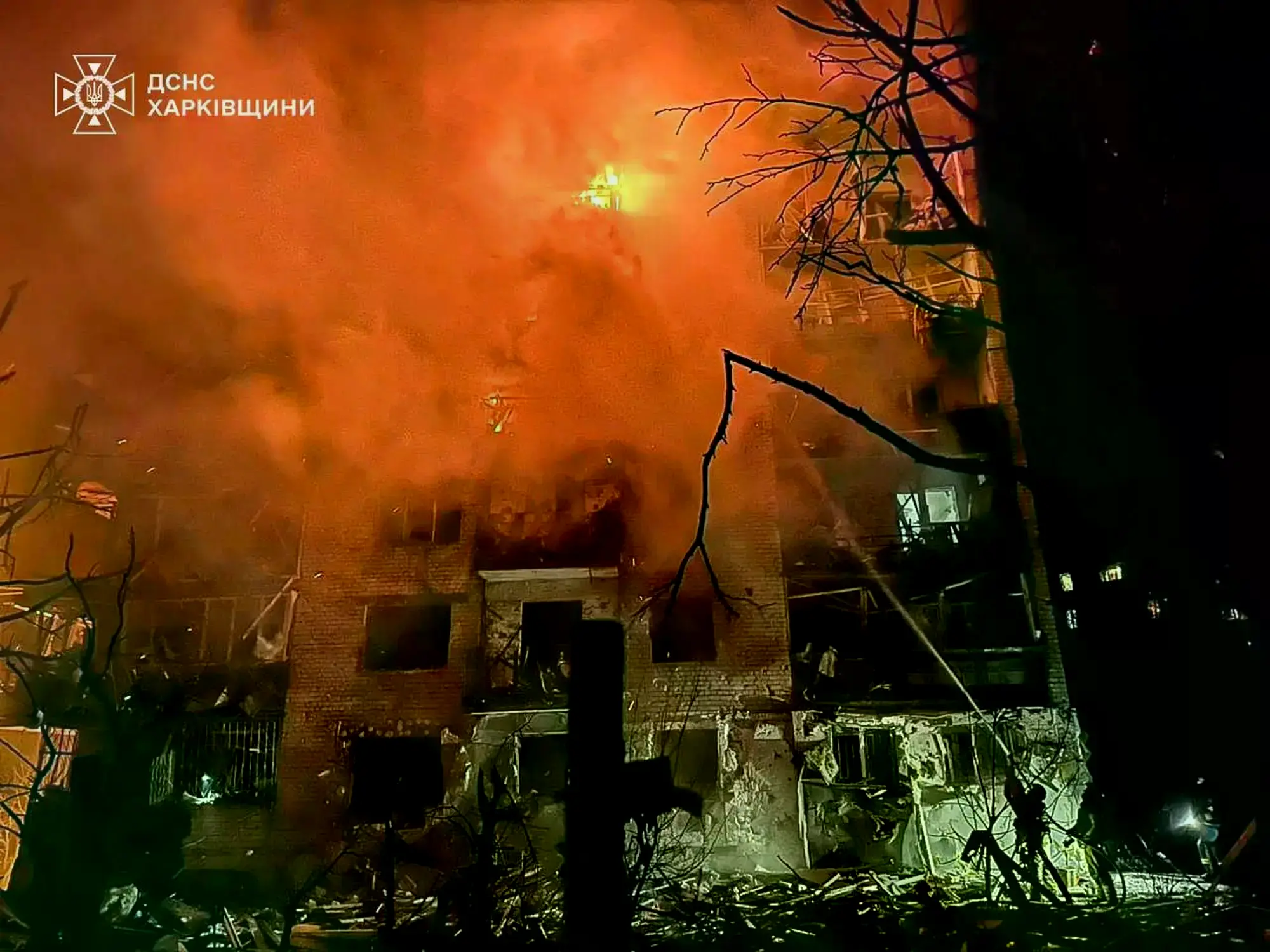 Bomberos extinguen un incendio tras un ataque ruso en Jarkov