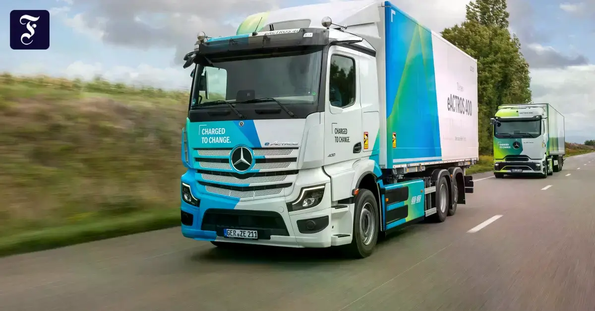 El nuevo E-Actros 400 de Mercedes-Benz circula en primer plano. Las cabinas varían.