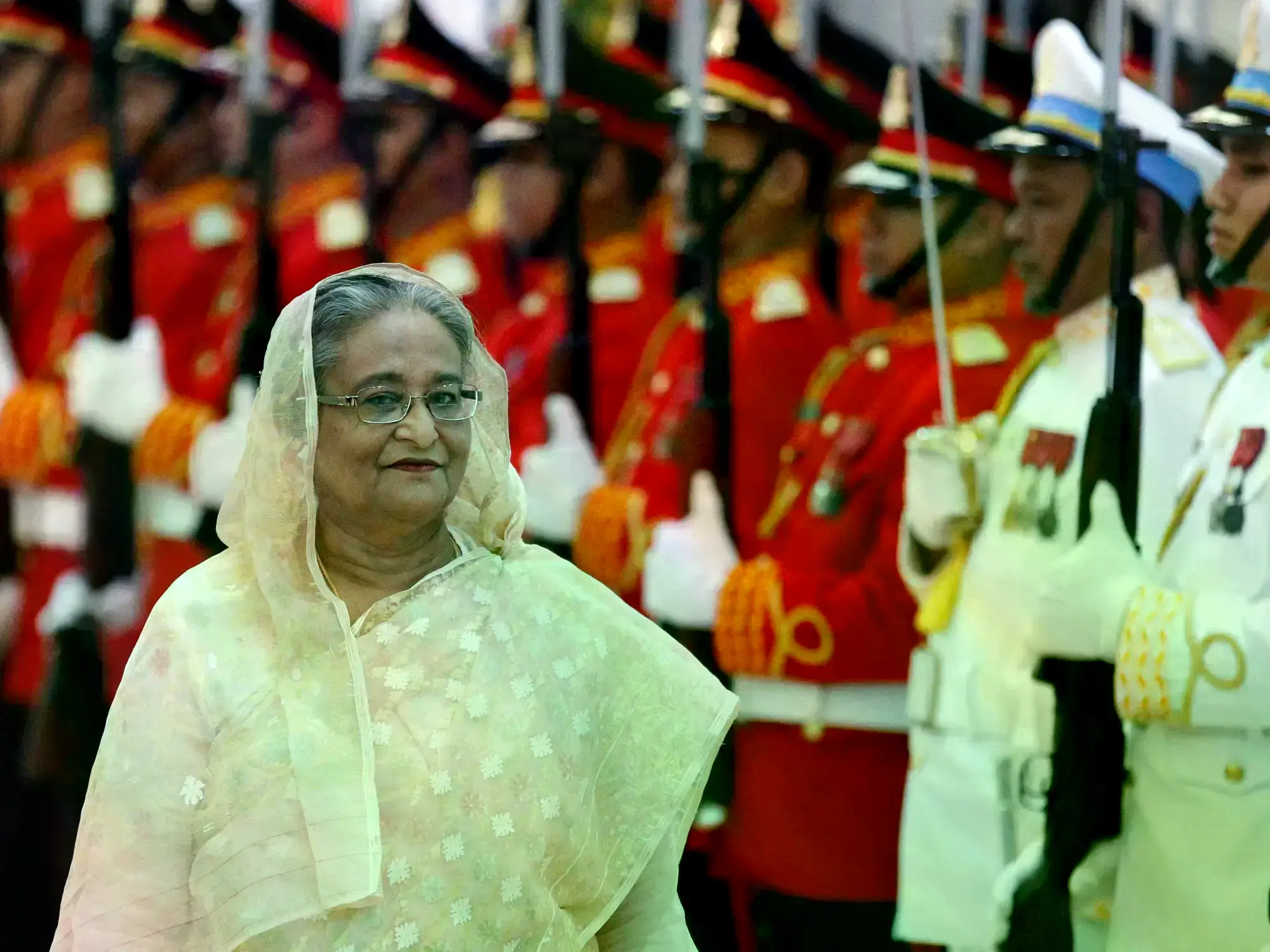 La ex primera ministra Sheikh Hasina (C) fue condenada a pena de muerte