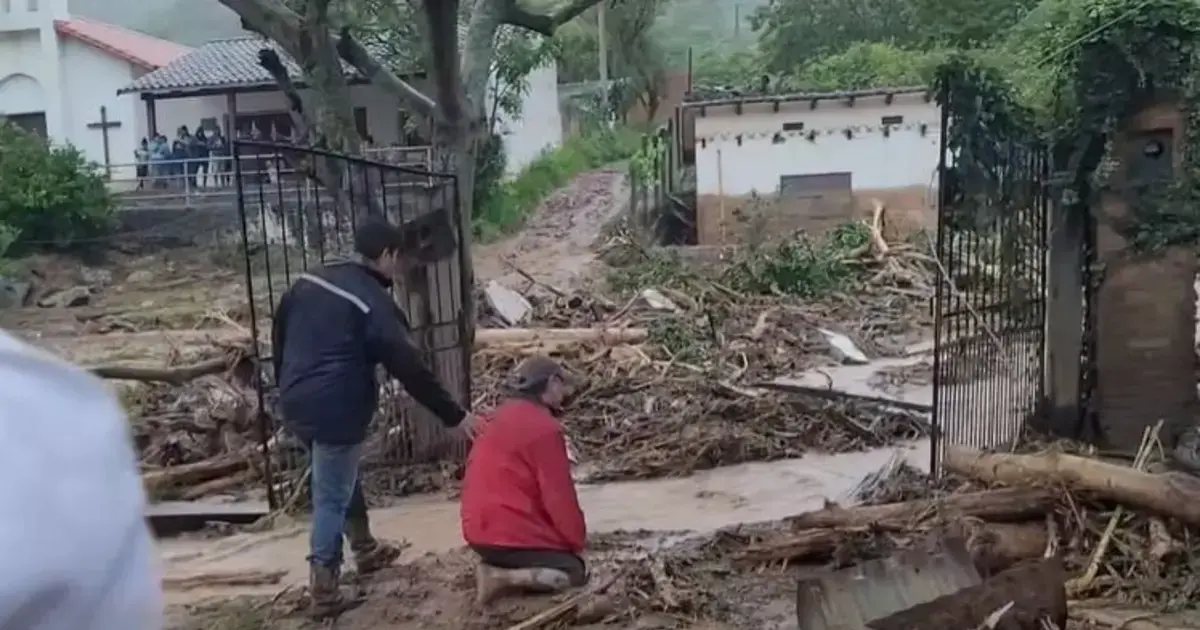 Personas buscan refugiarse del desastre. Casas afectadas por la lluvia, el viento y el lodo.