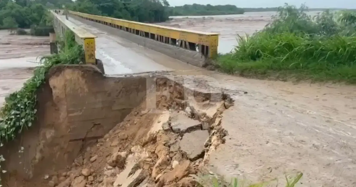 Uno de los accesos al puente afectado por la lluvia