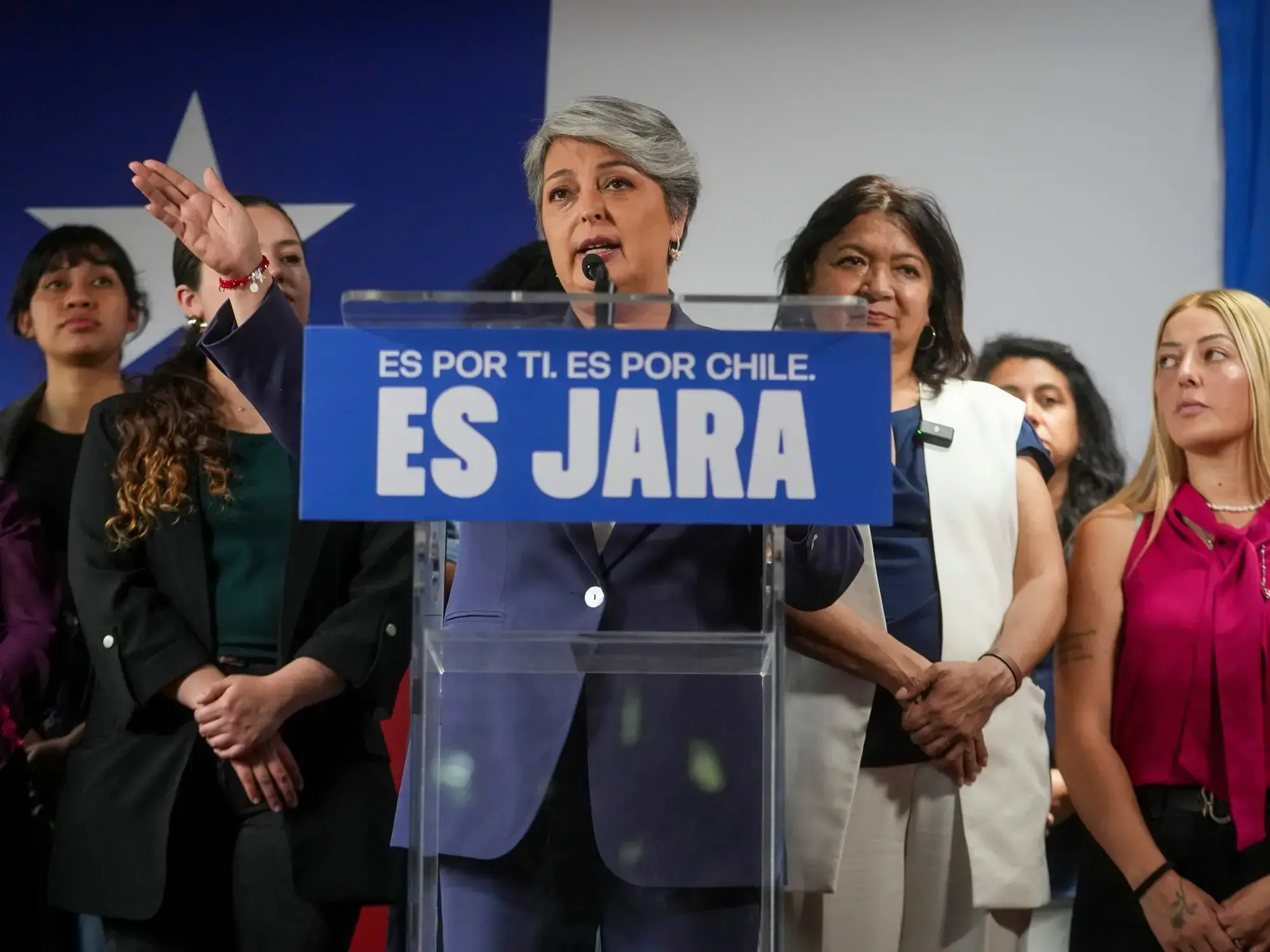 Jeannette Jara, la candidata del oficialismo de centroizquierda, este lunes en un encuentro en una de las comunas más pobres