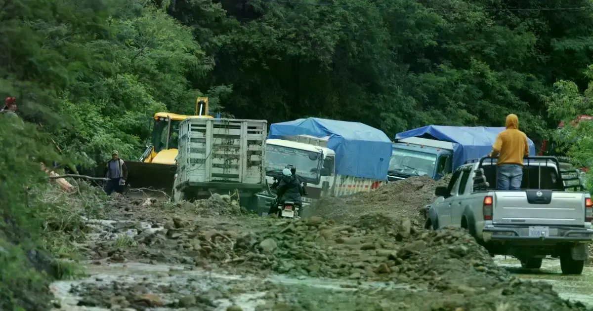 Derrumbes en antigua carretera a Cochabamba
