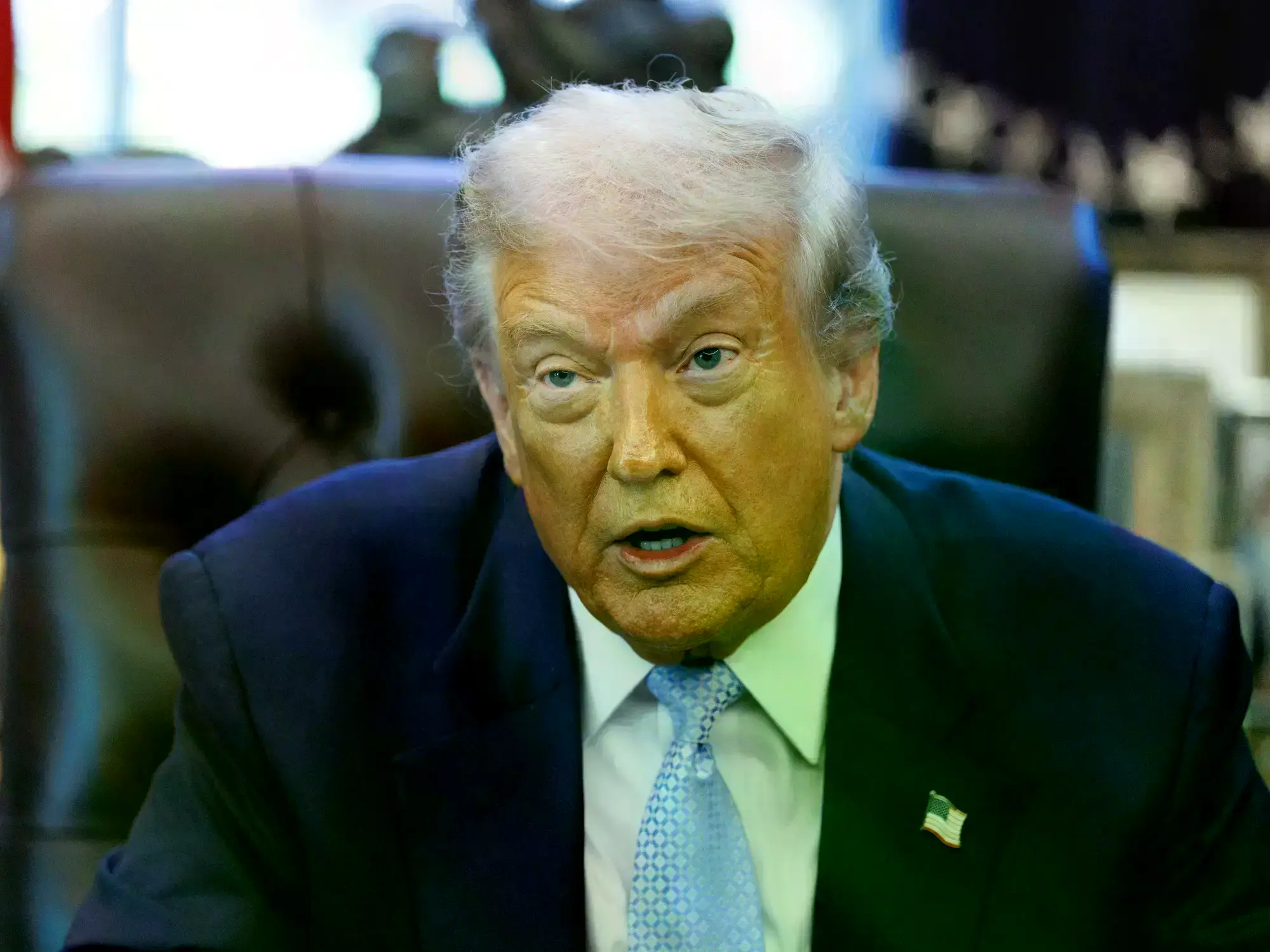 El presidente Donald Trump interviene durante una reunión en la Casa Blanca.