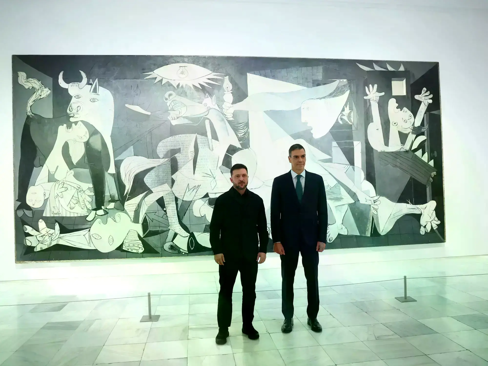 Volodimir Zelenski y Pedro Sánchez frente al 'Guernica' de Pablo Picasso en Madrid.