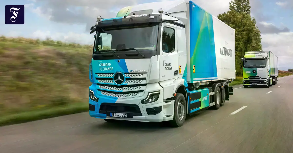 El nuevo E-Actros 400 de Mercedes-Benz circula en carretera.